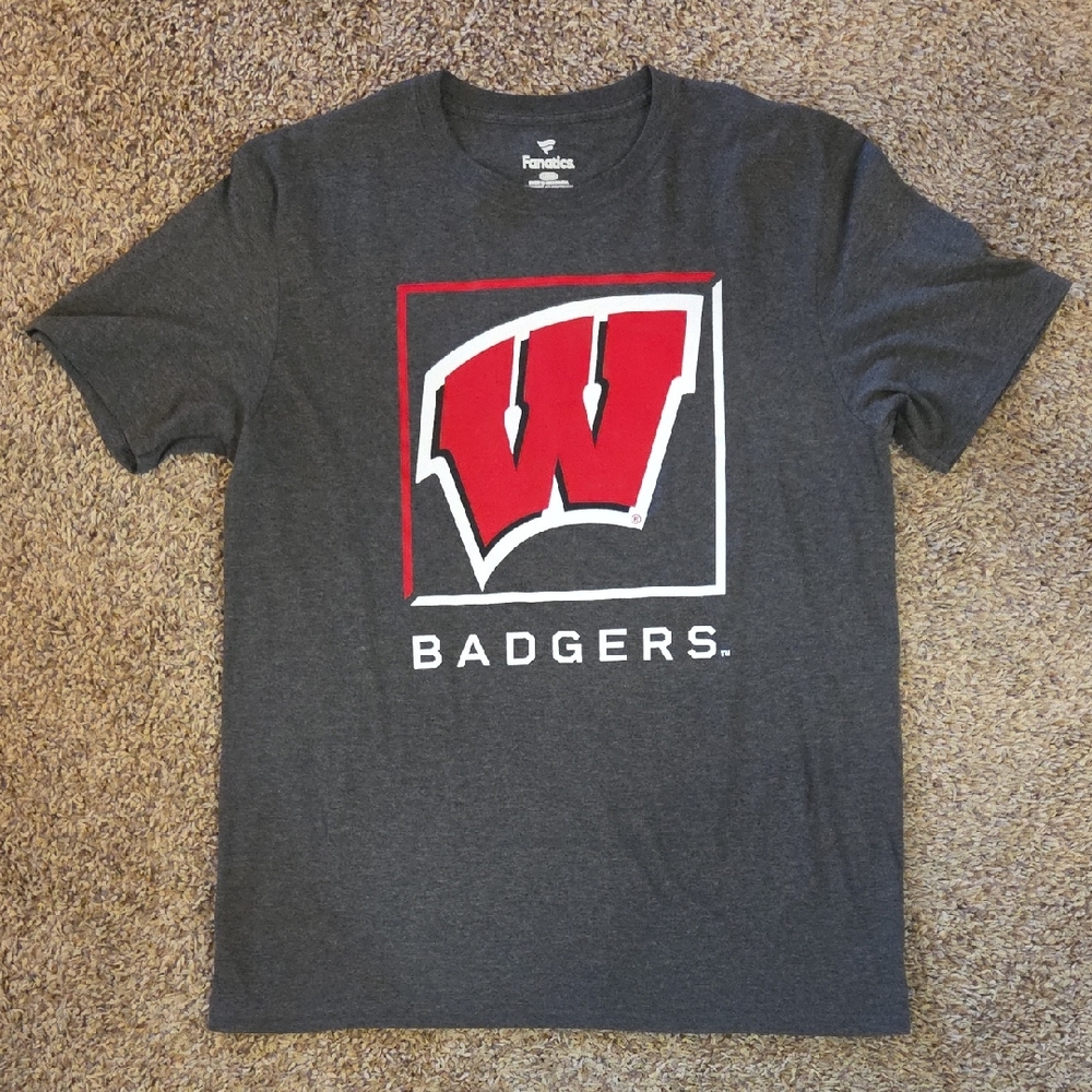 *NEVER WORN* Fanatics Wisconsin Badgers Tee Charcoal, Size Large